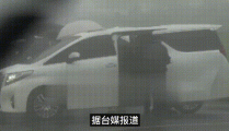 娱乐吃瓜酱葬礼大S今日下葬具俊晔手捧骨灰哭到发抖子女及小S一家人冒雨送别