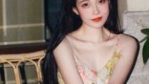 女生三点式裸妆高级感