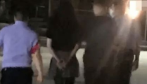 女被 c 偷看黄扒衣服洗澡,女子遭遇偷窥洗澡的惊悚经历